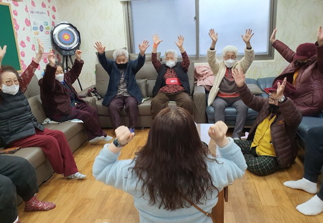 [세종=뉴시스]계룡시 치매안심센터가 경로당을 찾아 치매검사 및 예방교육을 하는 모습. (사진=계룡시 제공) 2023. 01.16 photo@newsis.com *재판매 및 DB 금지