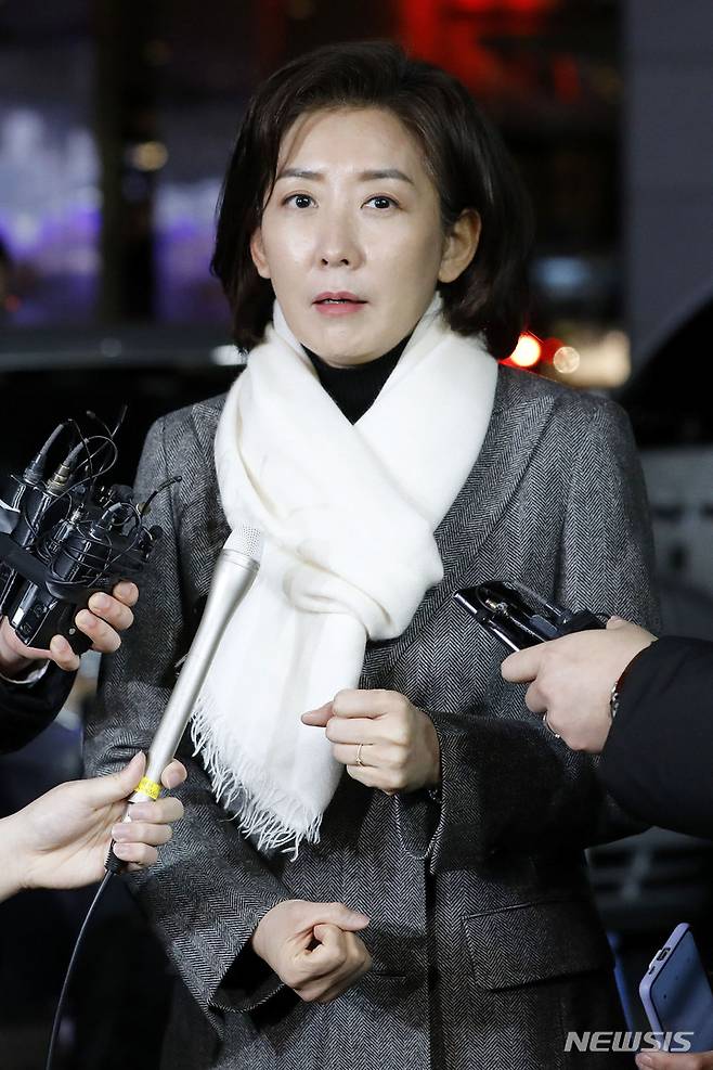 [서울=뉴시스] 최동준 기자 = 나경원 전 국민의힘 의원이 16일 서울 중구의 한 식당에서 오세훈 서울시장과 만찬 전 취재진 질문에 답변하고 있다. 2023.01.16. photocdj@newsis.com