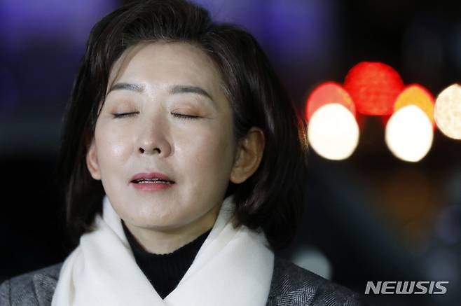 [서울=뉴시스] 최동준 기자 = 나경원 전 국민의힘 의원이 16일 서울 중구의 한 식당에서 오세훈 서울시장과 만찬 전 취재진 질문에 답변 중 잠시 눈을 감고 있다. 2023.01.16. photocdj@newsis.com