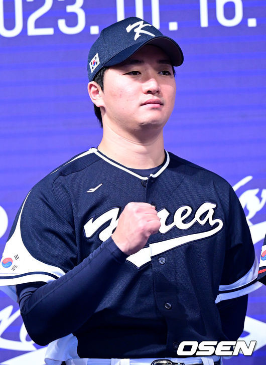 [OSEN=최규한 기자] 16일 서울 청담동 리베라호텔에서 ‘2023 WBC 대표팀 기자회견’이 열렸다.WBC 대표팀에 뽑힌 고우석이 포즈를 취하고 있다. 2023.01.16 / dreamer@osen.co.kr