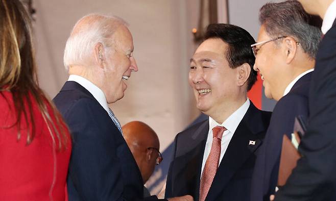 2022년 9월21일(현지시간) 윤석열 대통령이 뉴욕 한 빌딩에서 열린 글로벌펀드 제7차 재정공약회의를 마친 후 조 바이든 미국 대통령과 대화하고 있는 모습. 뉴시스