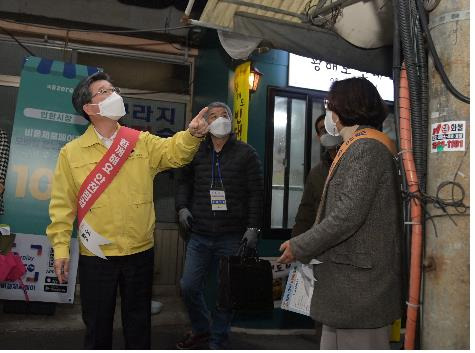 지난해 11월 김길성 서울 중구청장이 전통시장 안전 점검에 나선 모습 [서울 중구 제공. 재판매 및 DB 금지]