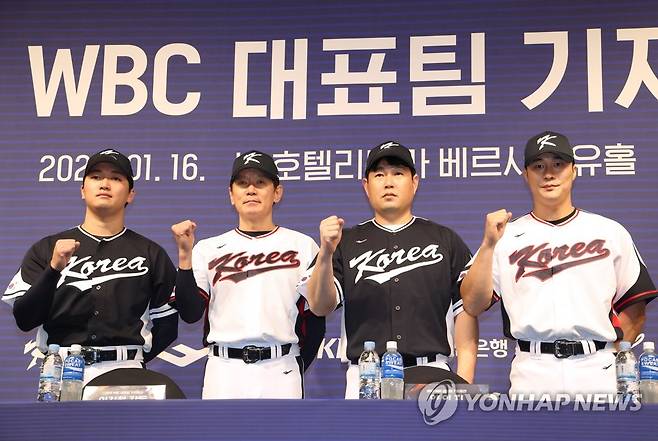 WBC 대표팀 파이팅! (서울=연합뉴스) 신준희 기자 = 16일 강남구 리베라호텔에서 열린 2023 월드베이스볼클래식(WBC) 대표팀 기자회견에서 이강철 감독과 선수들이 기념촬영을 하고 있다. 왼쪽부터 고우석, 이 감독, 양의지, 김하성.
    한국은 3월 9일 일본 도쿄돔에서 WBC 본선 1라운드 B조 첫 경기 호주전에 나선 뒤 일본, 체코, 중국과 차례대로 맞붙는다. 2023.1.16 hama@yna.co.kr