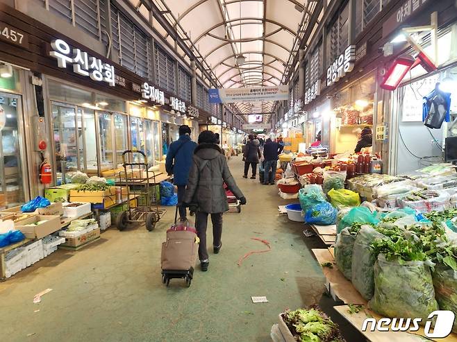 17일 오전 서울 동대문구 청량리청과물시장에 장 보러 나온 사람들 . 2023.1.17/뉴스1 ⓒ News1 유민주 기자