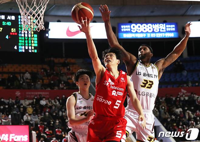 10일 서울 송파구 잠실학생체육관에서 열린 'SKT 에이닷 프로농구 2022-2023 KBL' 서울 SK 나이츠와 창원 LG 세이커스의 경기에서 SK 김선형이 슛을 시도하고 있다. 2023.1.10/뉴스1 ⓒ News1 송원영 기자