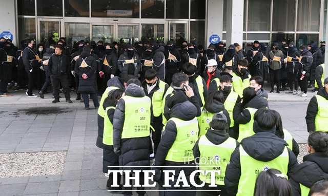 골프장 시설 임차인 측이 고용한 용역업체 직원들이 건물 입구를 막아선 채 법원 측과 대치하고 있다.