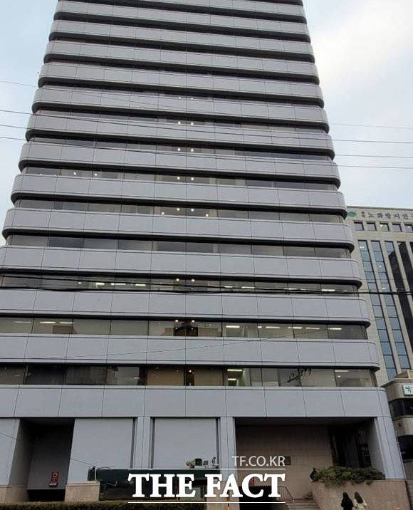 고려아연이 자회사 '켐코'에 대해 1200억 원의 자금을 대여하면서 배터리 소재 시장 공략을 가속화하고, LG화학과의 협력 관계도 공고히 다지고 있다. 사진은 고려아연 본사가 있는 서울 논현동 영풍빌딩 전경. /김태환 기자