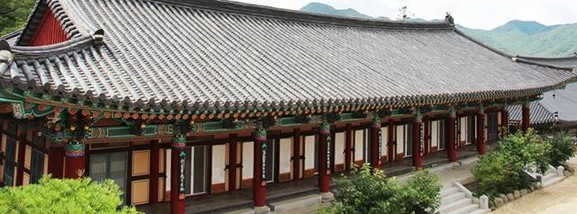 세계기록유산인 팔만대장경을 보관하고 있는 경남 합천 해인사에서 차기 주지 스님을 뽑기 위한 회의를 진행하다 몸싸움이 벌어졌다. 사진은 사건이 벌어진 해인사 관음전. /해인사 홈페이지 캡처