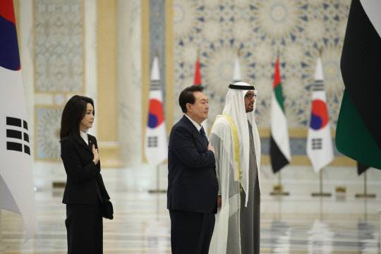 아랍에미리트(UAE)를 국빈 방문 중인 윤석열 대통령이 지난 15일(현지시간) 아부다비 대통령궁에서 열린 공식 환영식에서 애국가가 연주되는 동안 국기에 경례하고 있다. 연합뉴스