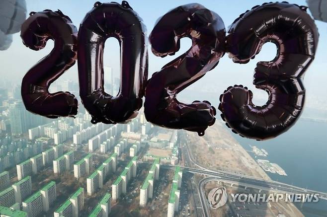 올해 첫 분양 시장이 비수기와 기준금리 인상, 미분양 공포 등 삼중고로 어려움이 예상된다. 서울 여의도 63스퀘어 전망대에서 바라본 아파트 단지.  연합뉴스