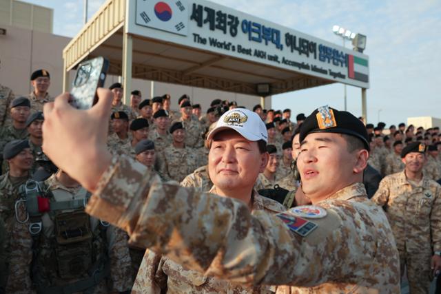 아랍에미리트(UAE)를 국빈 방문 중인 윤석열 대통령이 15일(현지시간) 아부다비에 파병 중인 아크부대를 방문, 셀카 요청에 응하고 있다. 연합뉴스