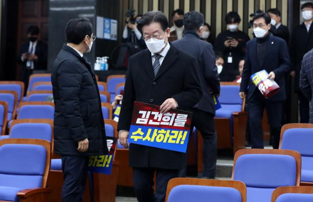 이재명 더불어민주당 대표가 17일 오후 서울 여의도 국회에서 열린 의원총회에 참석하고 있다. 뉴시스