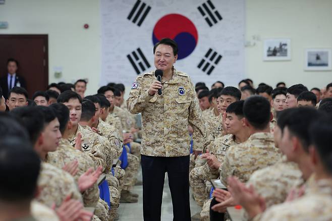 아랍에미리트(UAE)를 국빈 방문 중인 윤석열 대통령이 15일(현지시간) 아크부대를 방문, 장병들을 격려하고 있다. (사진 : 연합뉴스)