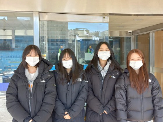 심폐소생술로 쓰러진 행인 살린 김혜민·김서윤·안예빈·신소원 학생(왼쪽부터). 사진 인천시교육청