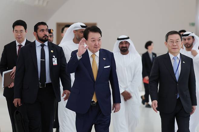 President Yoon Suk Yeol (center) waves his hand at the Future Vision Forum in Dubai, the United Arab Emirates, on Tuesday. (Yonhap)