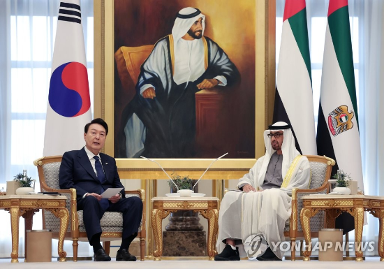 한-UAE 확대회담 갖는 윤석열 대통령 아랍에미리트(UAE)를 국빈 방문 중인 윤석열 대통령이 15일(현지시간) 아부다비 대통령궁에서 무함마드 빈 자예드 알 나흐얀 UAE 대통령과 한-UAE 확대회담을 하고 있다. (출처=연합뉴스)