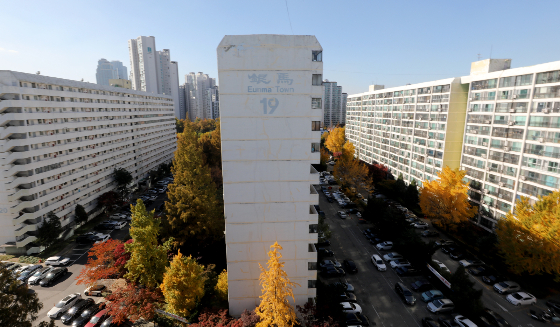 서울 강남 재건축 상징인 은마아파트 재건축 추진위원회와 입주자대표회의가 수도권 광역급행철도(GTX) 반대집회에 공금을 사용하고 운영 전반에서 다수의 위법행위를 했다는 의혹이 제기돼 수사선상에 오르게 됐다. 국토교통부와 서울특별시는 지난달 합동점검반을 구성, 총 52건의 부적격 사례를 적발했다./사진=뉴스1