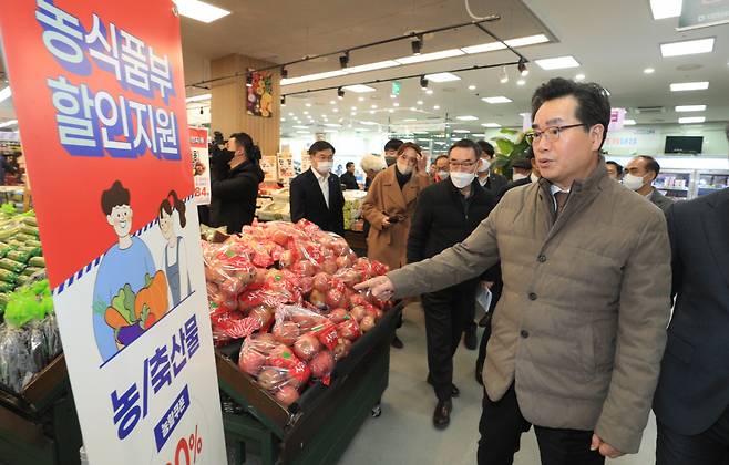 정황근 농림축산식품부장관은 16일 오후 경기 안성에 있는 서안성농협 하나로마트를 방문해 설 성수품 수급 및 유통 가격, 할인행사 진행 상황 등을 점검하고 있다. [농림축산식품부 제공]