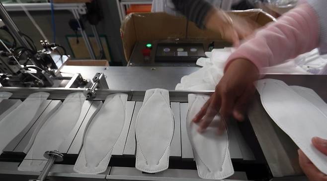 마스크 공장 사진 [연합]