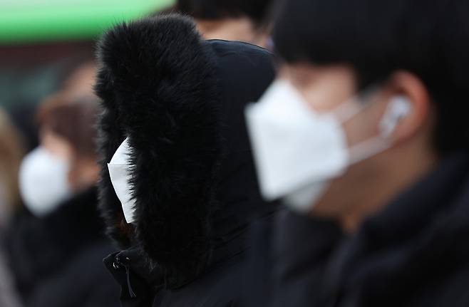 2023년의 첫 출근일인 지난 2일 오전 서울 종로구 세종대로사거리에서 마스크를 낀 시민들이 횡단보도 신호를 기다리고 있다. [연합]