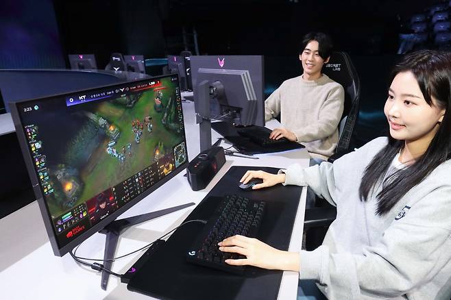 모델들이 리그 오브 레전드의 국내 리그(LCK)와 유럽 리그(LEC)의 공식 모니터로 선정된 LG 울트라기어 게이밍모니터 신제품을 체험하고 있다. [LG전자]