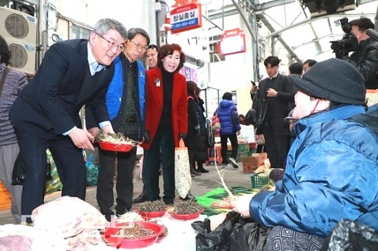 17일 김학동 예천군수(왼쪽)가 전통시장에서 설 명절이 장보기 행사에 참여하고 있다(예천군 제공)