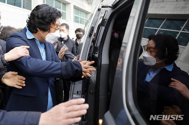 [인천공항=뉴시스] 최동준 기자 = 해외 도피 중 태국에서 체포된 김성태 쌍방울 전 회장이 17일 인천국제공항을 통해 귀국해 검찰로 압송되고 있다. 2023.01.17. photocdj@newsis.com