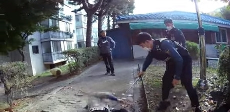 충주경찰서 연수지구대 경찰관들이 유치원 인근에서 흉기난동을 벌이던 60대 남성을 제압하고 있다. 경찰청 유튜브 캡처 *재판매 및 DB 금지