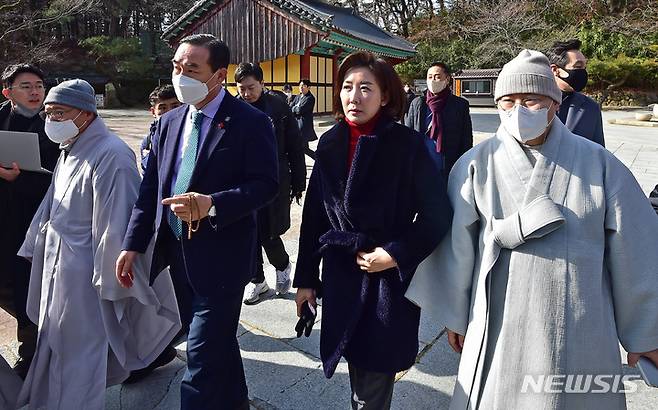 [대구=뉴시스] 이무열 기자 = 나경원 전 국민의힘 의원이 17일 오전 대구 동구 팔공총림 동화사를 방문하고 있다. 2023.01.17. lmy@newsis.com