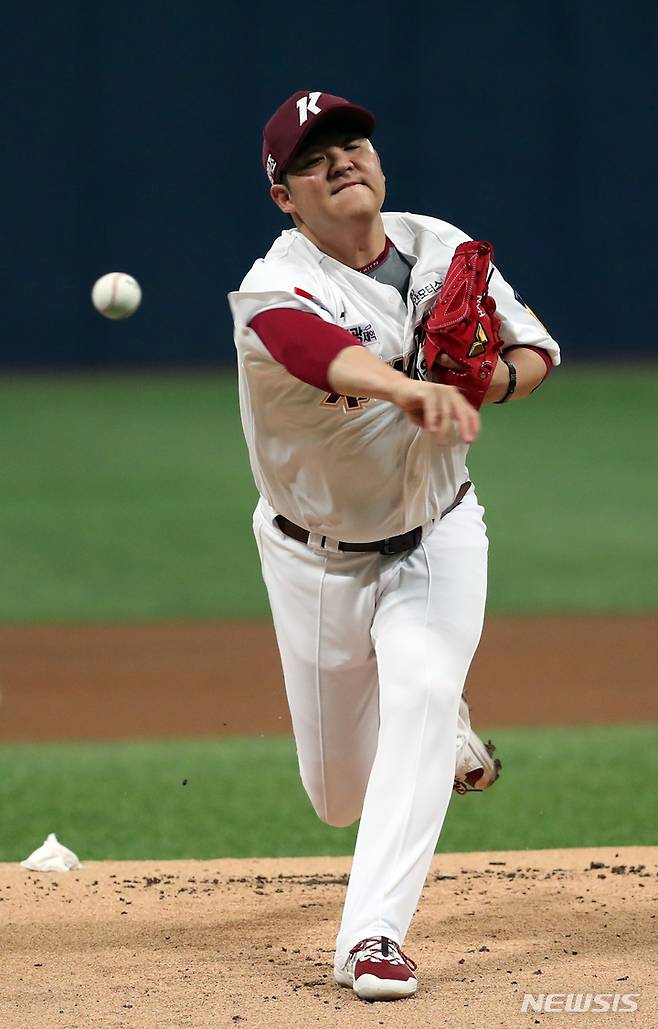 [서울=뉴시스] 고승민 기자 = 8일 서울 고척스카이돔에서 열린 2022 KBO 리그 NC 다이노스 대 키움 히어로즈 경기, 1회초 NC 공격 키움 선발투수 한현희가 역투하고 있다. 2022.07.08. kkssmm99@newsis.com