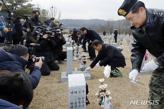 [서울=뉴시스] 최동준 기자 = 5.18 공법 3단체(유족회·부상자회·공로자회) 관계자들이 17일 서울 동작구 국립서울현충원을 방문해 5.18 당시 숨진 특전사의 묘역을 참배하고 있다. 2023.01.17. photocdj@newsis.com