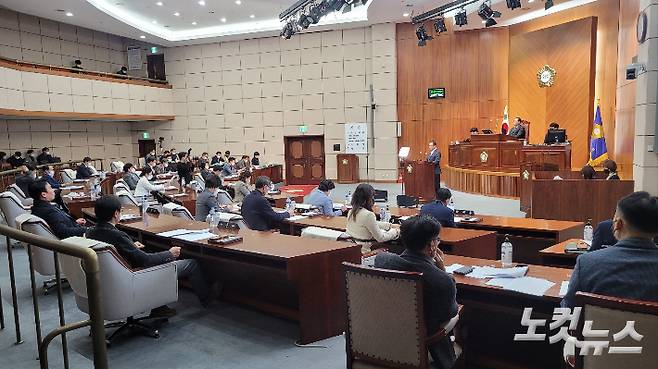 군산시의회가 17일 본회의를 열어 군산새만금신항으로 명칭 사용 천명 결의안을 채택했다. 도상진 기자