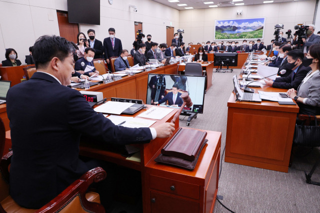 김태호 외교통일위원회 위원장이 17일 국회에서 열린 외교통일위원회에서 개회를 선언하고 있다. 연합뉴스