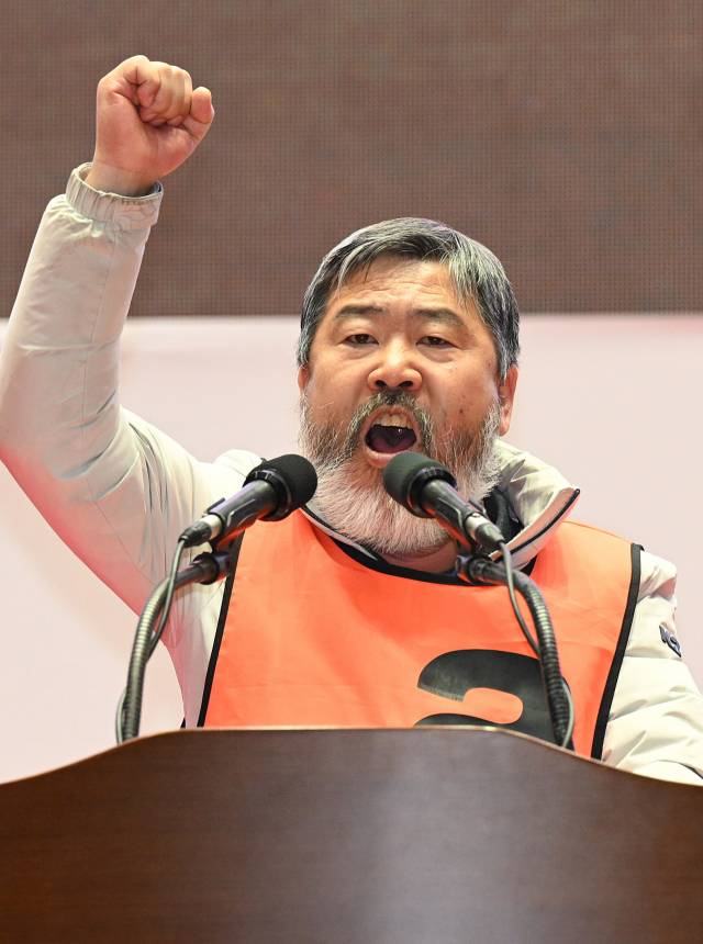 김동명 한국노총 위원장이 17일 서울 송파구 잠실실내체육관에서 열린 한국노총 차기 위원장 선출 선거에서 조합원들의 지지를 호소하고 있다. 오승현 기자