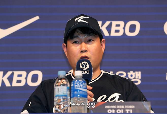 양의지가 16일 서울 청담동 리베라호텔서울에서 열린 WBC 대표팀 첫 소집 기자회견에서 취재진의 질문에 답하고 있다. 2023.1.16/정지윤 선임기자