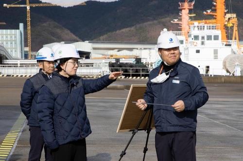 통영 LNG 생산기지를 방문한 최연혜(좌측 앞쪽) 가스공사 사장 [한국가스공사 제공]