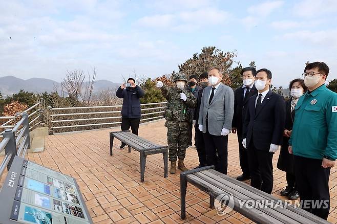 백령도 안보 현장 점검하는 이상민 장관 (서울=연합뉴스 자료사진) 이상민 행정안전부 장관이 12일 백령도 안보 현장을 방문, 천안함 46용사 위령탑에 헌화·분향한 뒤 현장을 둘러보고 있다. 2023.1.12 [행정안전부 제공. 재판매 및 DB 금지] 
photo@yna.co.kr