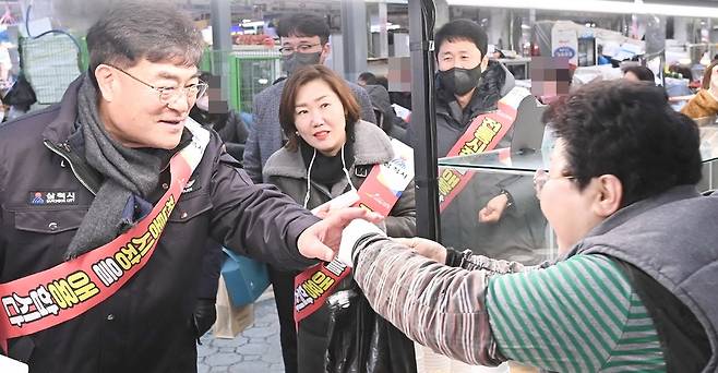 전통시장에서 장 보는 박상수 삼척시장(왼쪽) [삼척시 제공·재판매 및 DB 금지]