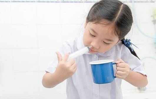코 세척은 생리식염수를 이용하여 코 안을 씻어주는 것이다ㅣ출처: 게티이미지뱅크
