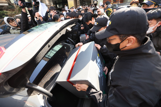 18일 오후 서울 영등포구 민주노총 전국보건의료산업노동조합 사무실에서 국가보안법 위반 혐의 관련 압수수색을 마친 국정원 직원들이 압수품을 옮기고 있다.〈사진=연합뉴스〉