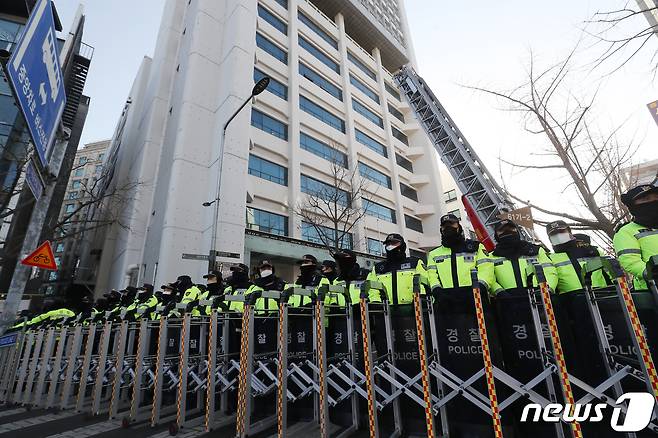 국가정보원과 경찰청이 18일 국가보안법 위반 혐의로 민주노총 서울 사무실에 대한 압수수색 영장 집행에 들어갔다. ⓒ News1 민경석 기자