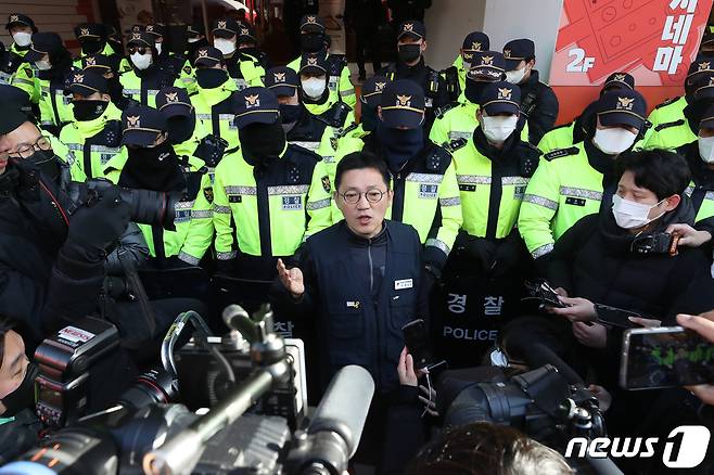 18일 오전 서울 중구 전국민주노동조합총연맹(민주노총) 서울 사무실 앞에서 한상진 민주노총 대변인이 압수수색 상황을 설명하고 있다.  2023.1.18/뉴스1 ⓒ News1 민경석 기자