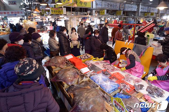 설 연휴를 3일 앞둔 18일 오전 광주 서구 양동시장이 수산물을 구매하러 온 시민들로 북적이고 있다. 2023.1.18/뉴스1 ⓒ News1 이승현 기자