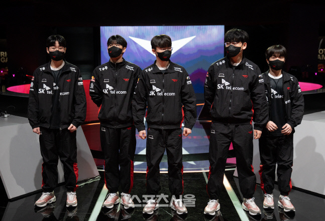 T1 선수들이 18일 롤 파크에서 열린 ‘2023 LCK’ 스프링 개막전을 앞두고 팬들에게 인사를 하고 있다.   종로=김민규 기자 kmg@sportsseoul.com