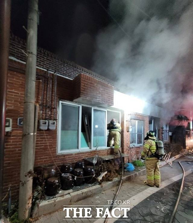 18일 새벽 김해시 무계동의 한 단독주택에서 불이 나 80대 남성이 숨졌다./경남소방본부 제공