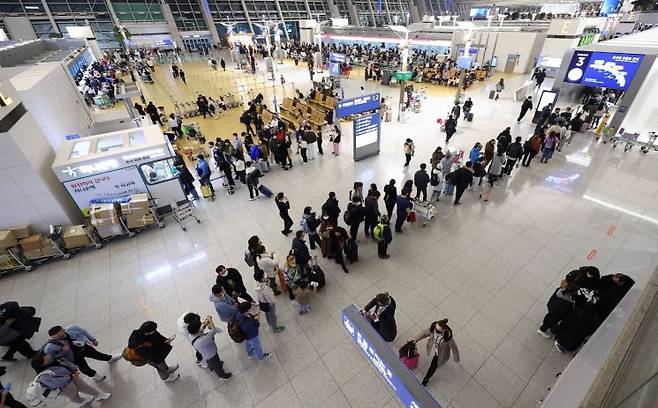 1일 오전 인천국제공항 제1터미널 출국장이 새해를 맞아 여행을 떠나는 탑승객들로 붐비고 있다. 사진제공=연합뉴스