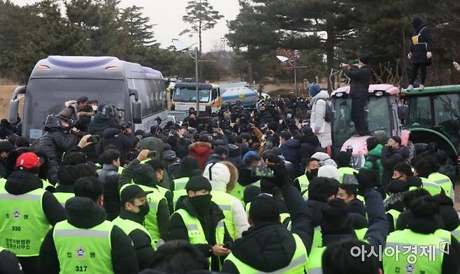 17일 오전 인천시 중구 스카이72 골프앤리조트 앞에서 강제집행을 시도하려는 인천지법 집행관실 관계자들과 이를 막으려는 임차인 측의 용업업체 직원들이 충돌하고 있다.사진=공항사진기자단