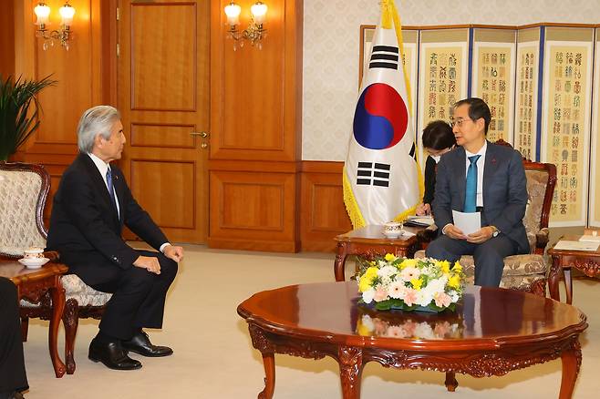 한덕수 국무총리(오른쪽)가 18일 오후 서울 종로구 정부서울청사에서 나카소네 히로후미 한일·일한협력위원회 회장 대행과 대화를 하고 있다. /총리실 제공·뉴스1