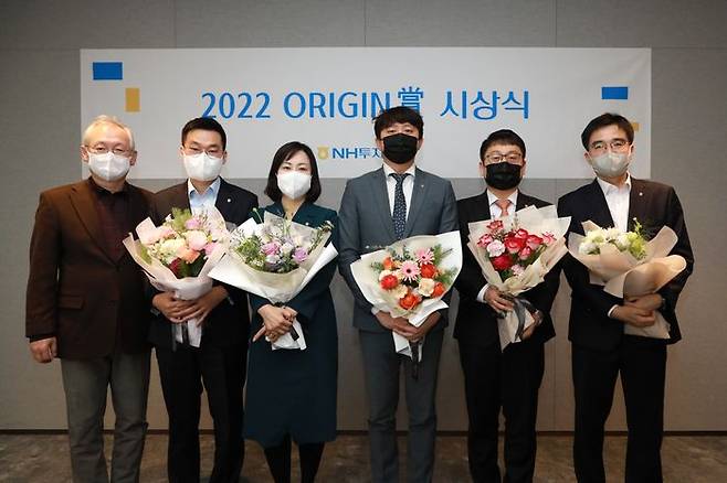 정영채(왼쪽 첫번째) NH투자증권 사장이 17일 여의도 NH금융타워 본사에서 ‘2022 ORIGIN 賞 시상식’ 수상자인 (왼쪽 두번째부터) 이현진 Premier Blue 삼성동 1센터 부부장, 김민정 수탁솔루션부 부부장, 김의정 실물자산투자3부 부부장, 경주현 OCIO솔루션본부 차장, 이형민 강남법인센터 부부장과 기념 촬영하고 있다. ⓒNH투자증권