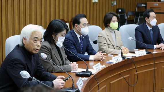 이종철 이태원 참사 유가족협의회 대표가 18일 오전 서울 여의도 국회에서 열린 야3당 용산 이태원 참사 국정조사 결과 국민보고회에서 발언하고 있다. 사진=서동일 기자